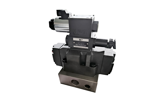 工程機械(混凝土泵車(chē))中的帶緩沖換向閥組